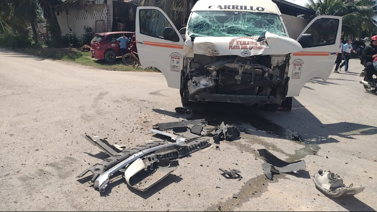El conductor del camión no respetó el alto, logrando chocar con la combi El conductor del camión no respetó el alto, logrando chocar con la combi