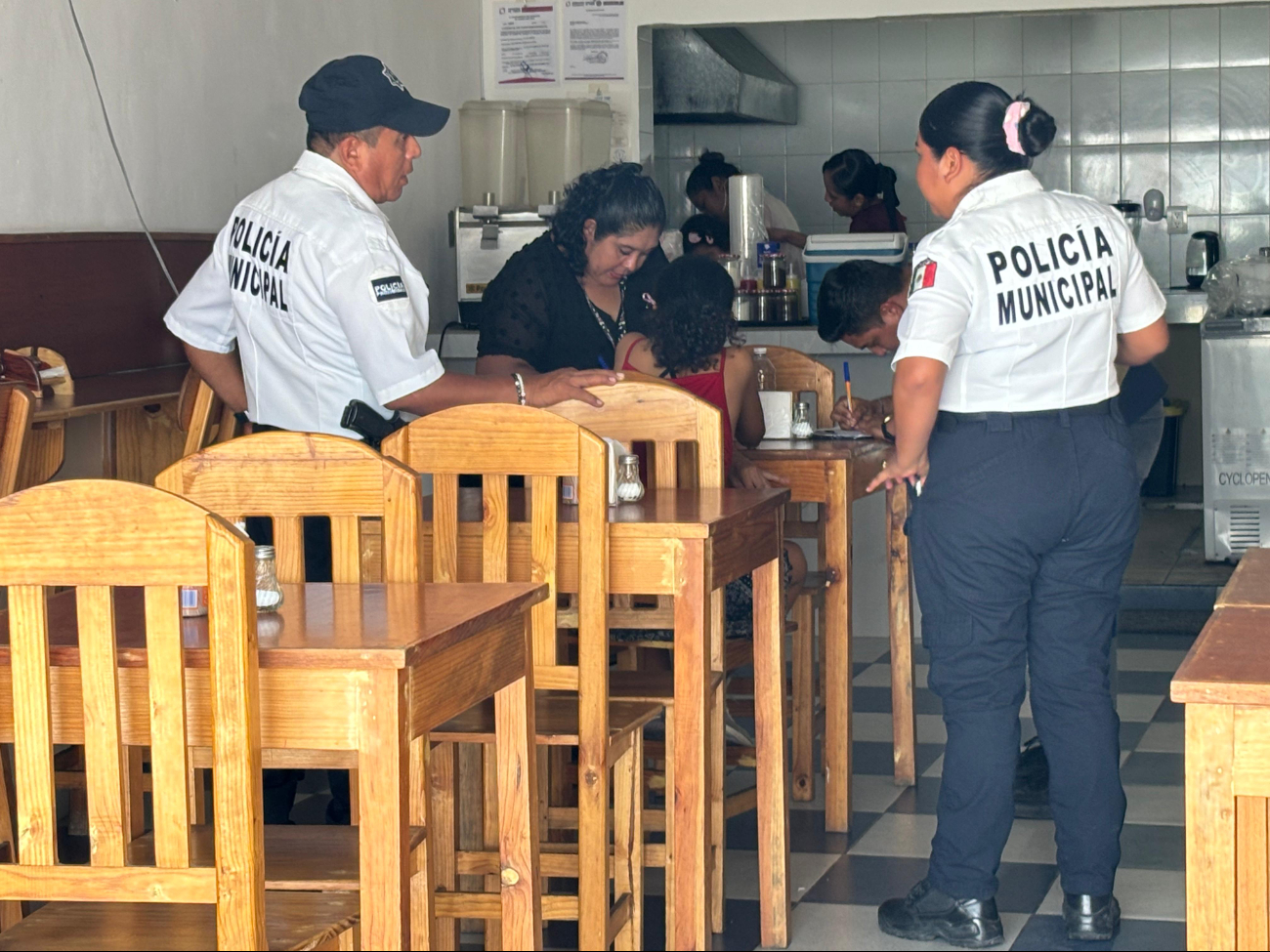  Abandonan a pequeña en un comercio de Ciudad del Carmen
