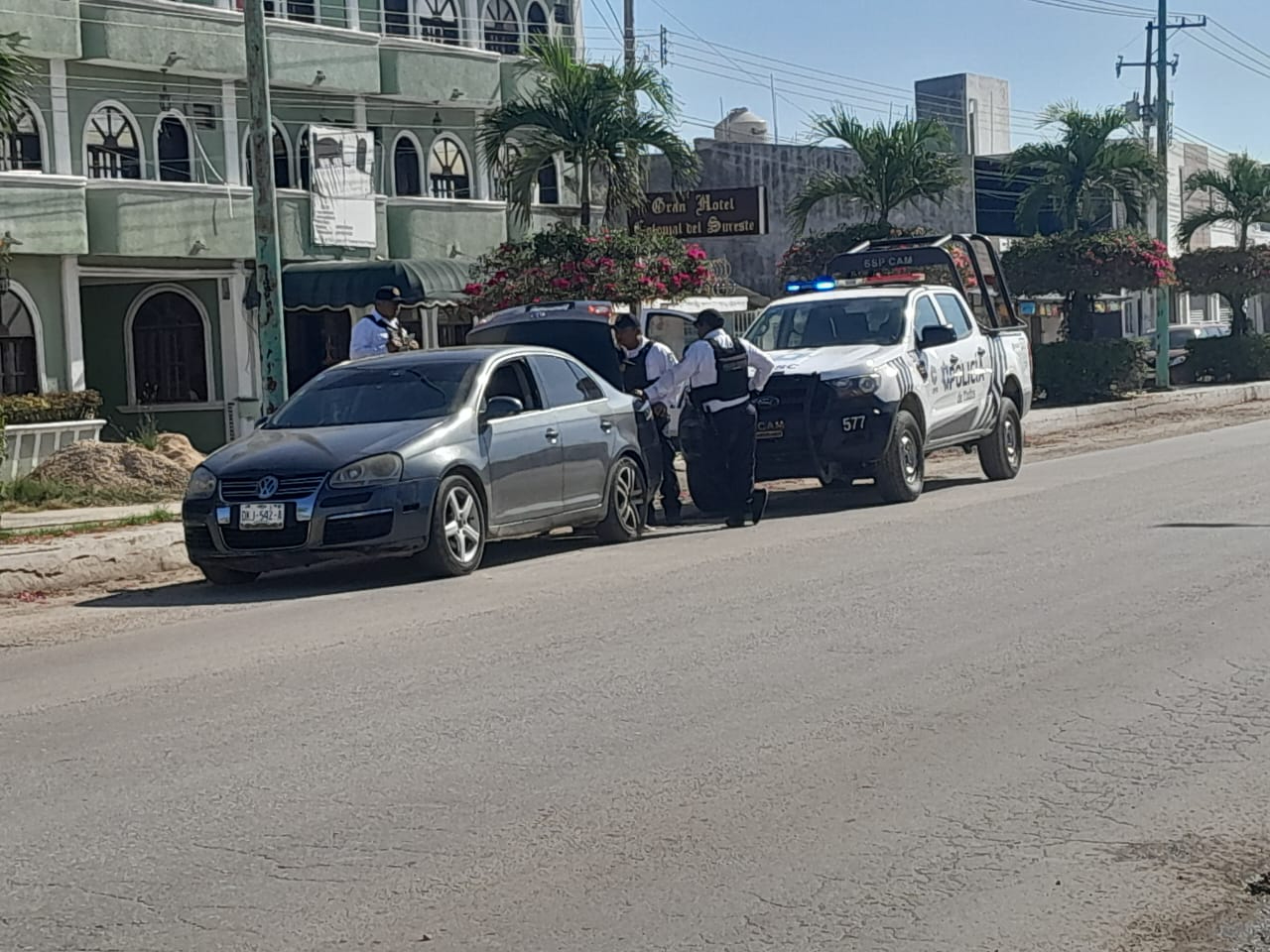 La Policía Estatal Preventiva (PEP) aseguró un automóvil Volkswagen gris con reporte de robo en la avenida Justo Sierra Méndez