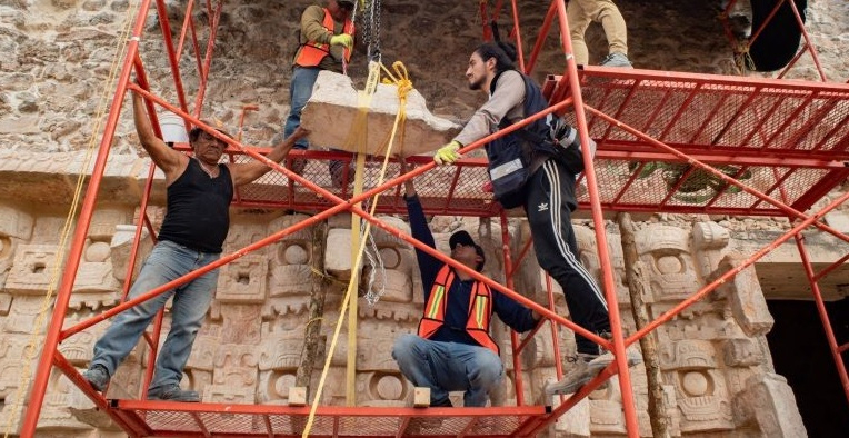 La fachada del Codz Poop exhibe 125 mascarones completos y se realizaron diversas medidas de conservación La fachada del Codz Poop exhibe 125 mascarones completos y se realizaron diversas medidas de conservación