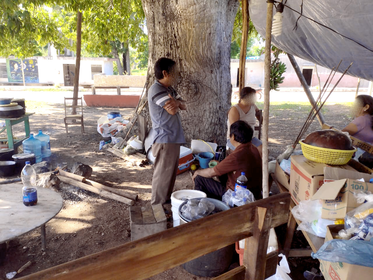 Los ciudadanos mantienen un campamento en el parque principal de la comunidad. Los ciudadanos mantienen un campamento en el parque principal de la comunidad.