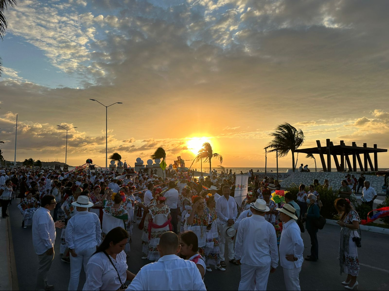 Los danzantes de Quintana Roo, Yucatán y Campeche recorrieron la avenida Justo Sierra hasta la zona de las fuentes Los danzantes de Quintana Roo, Yucatán y Campeche recorrieron la avenida Justo Sierra hasta la zona de las fuentes