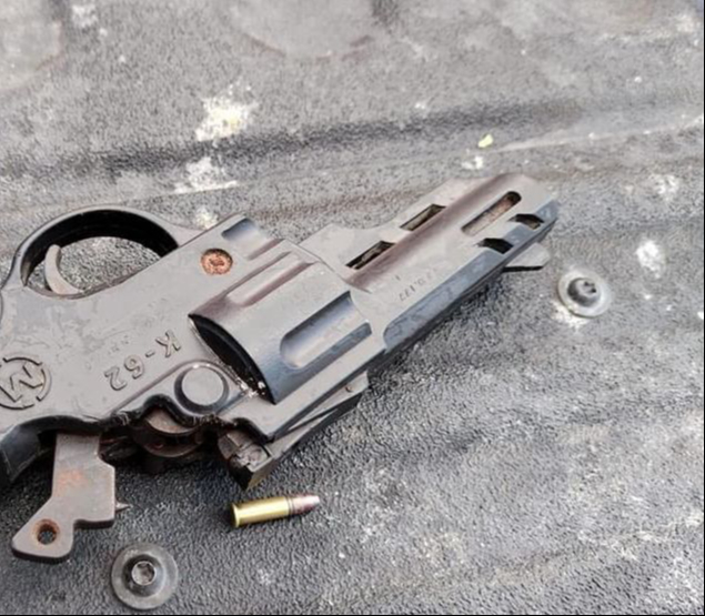Tras varios minutos, el motociclista accedió a entregar el bulto, donde se encontró la pistola modificada y una bala calibre .22. Tras varios minutos, el motociclista accedió a entregar el bulto, donde se encontró la pistola modificada y una bala calibre .22.