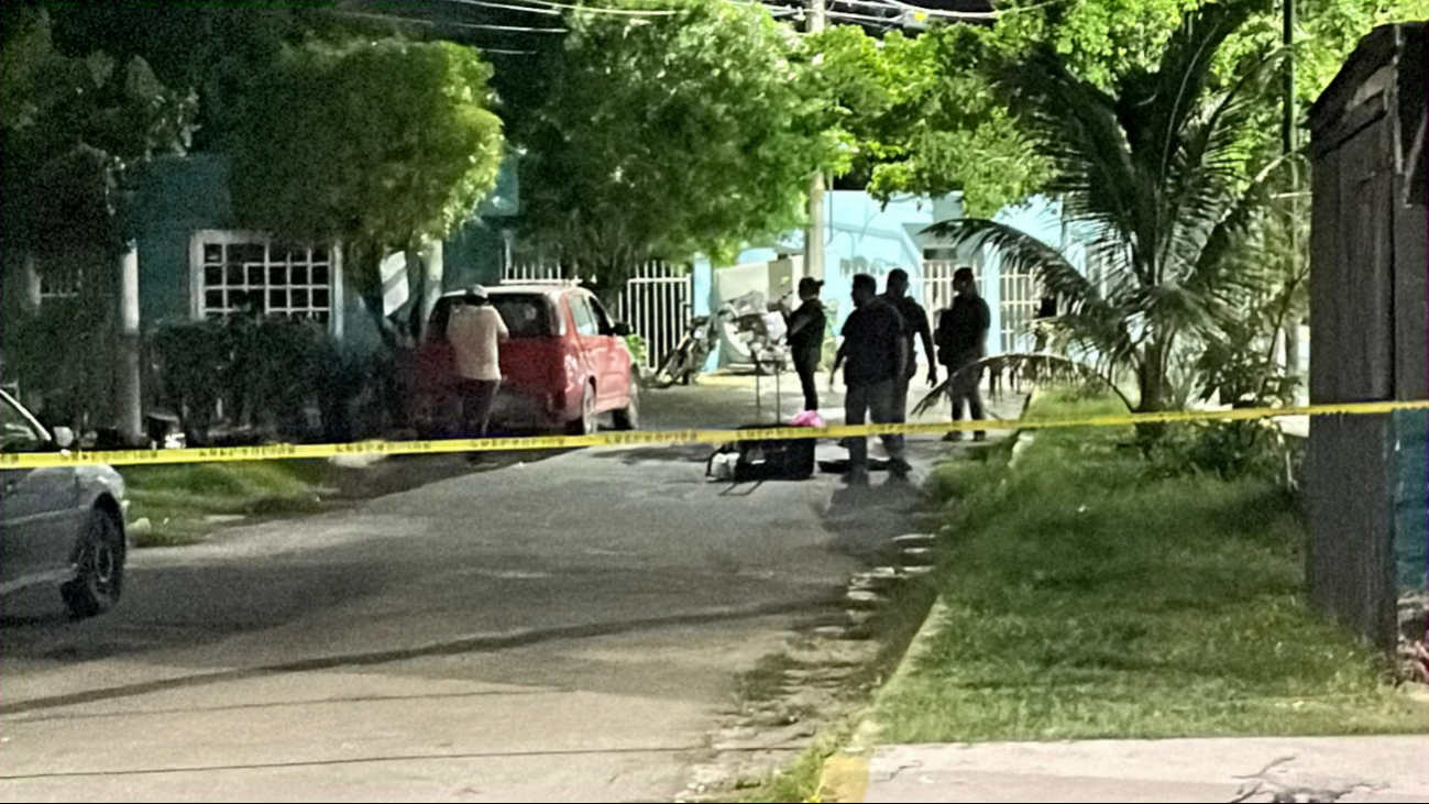 Balean coche estacionado en Campeche