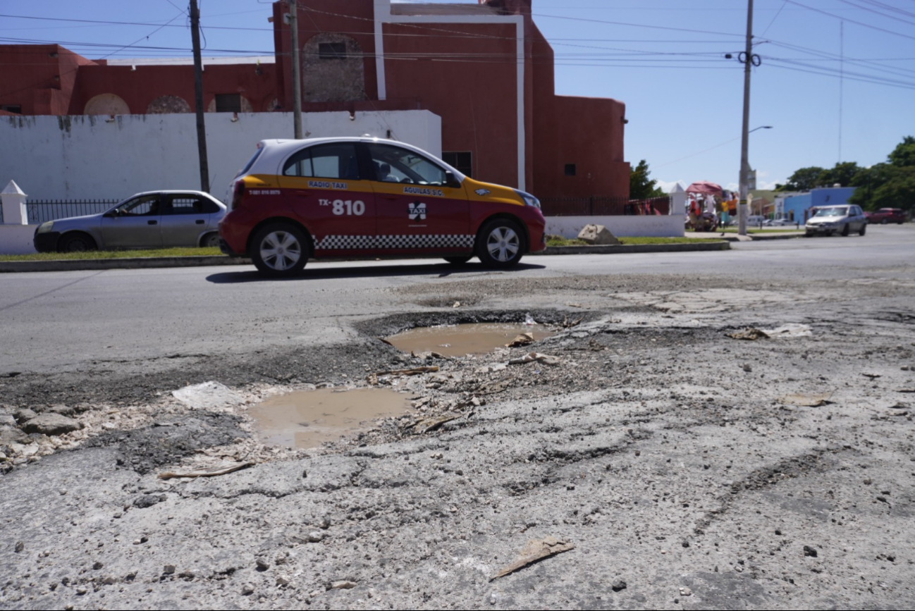 Hace una semana un taxi quedó en perdida tras irse a un bache Hace una semana un taxi quedó en perdida tras irse a un bache
