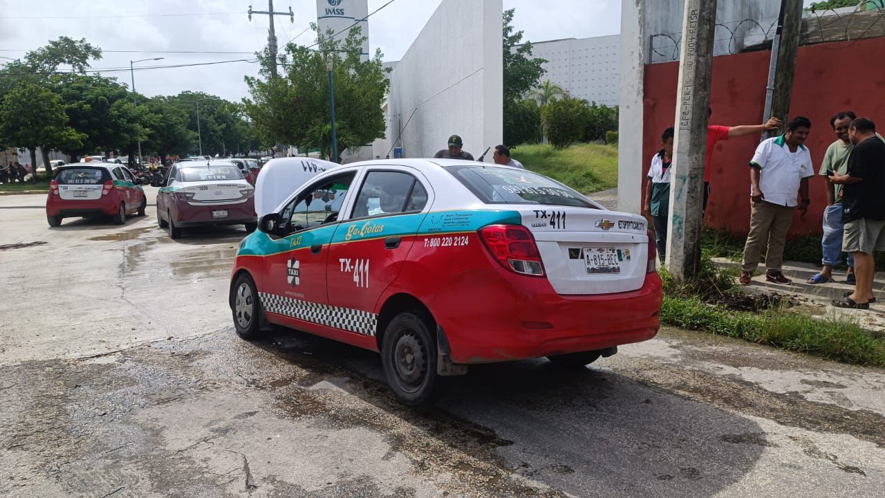 La profundidad de los huecos ha ocasionado que vehículos queden dentro La profundidad de los huecos ha ocasionado que vehículos queden dentro