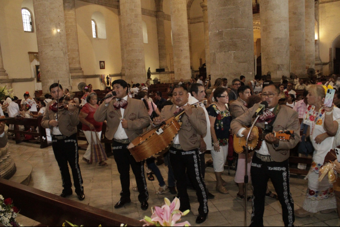 El mariachi, con raíces en el siglo XIX, es un símbolo de identidad mexicana. El mariachi, con raíces en el siglo XIX, es un símbolo de identidad mexicana.