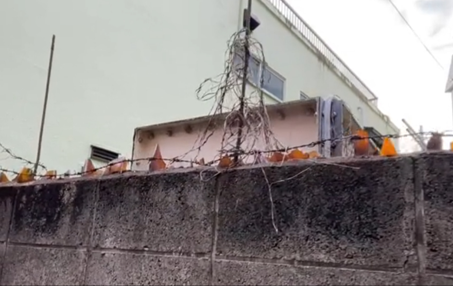 Usan cristales en las bardas como en México: Tiktoker muestra tecnología antirrobo en Japón