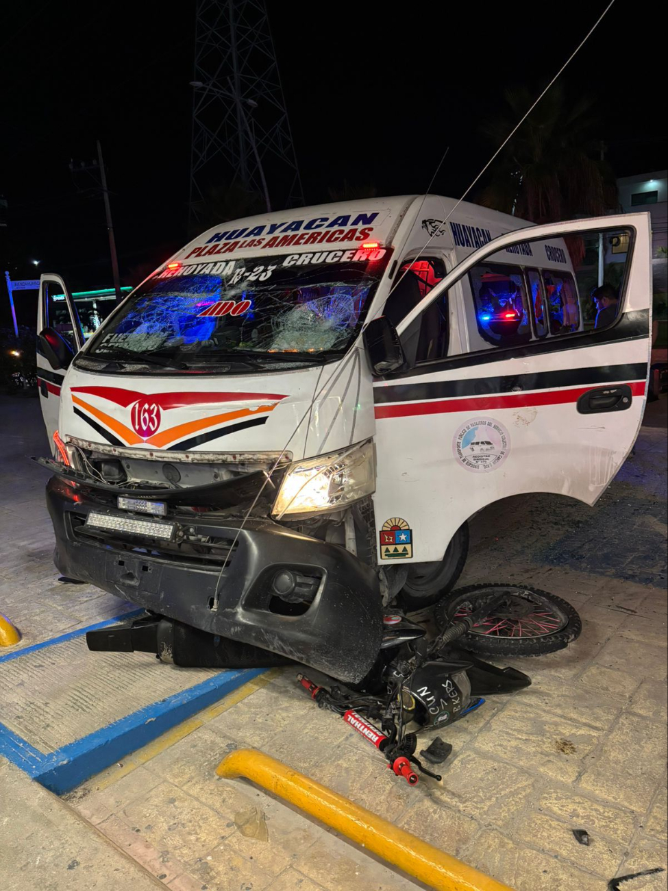 El grupo de motociclistas comenzó a dañar la unidad, por lo que el conductor se refugió en una tienda de conveniencia El grupo de motociclistas comenzó a dañar la unidad, por lo que el conductor se refugió en una tienda de conveniencia