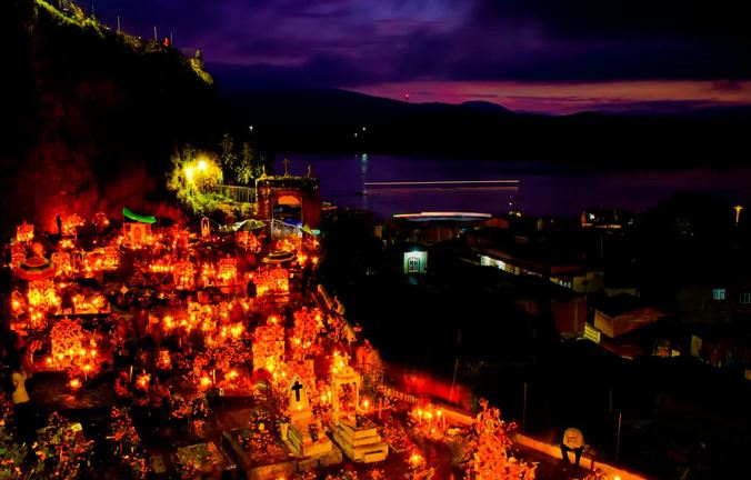 En Pátzcuaro llenan las orillas del lago con ofrendas En Pátzcuaro llenan las orillas del lago con ofrendas