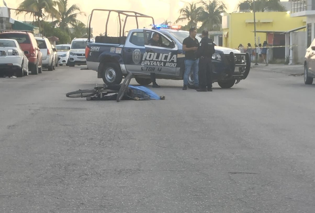 Encuentran a un  hombre de la tercera edad  inconsciente en una avenida en Cancún