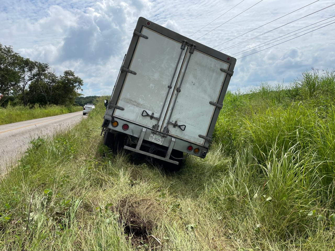 La Guardia Nacional se hizo cargo del accidente y el camión fue llevado a un corralón La Guardia Nacional se hizo cargo del accidente y el camión fue llevado a un corralón