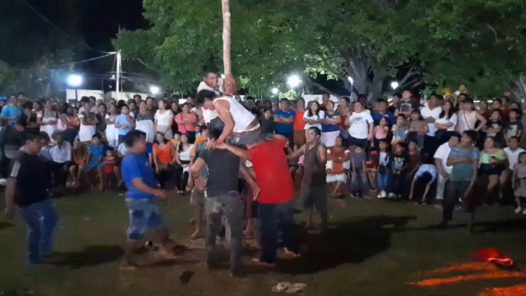 Los juegos incluyeron el palo encebado, donde los jóvenes intentaron bajar una banderita, y el cerdito encebado, donde los participantes intentaron atrapar al animalito Los juegos incluyeron el palo encebado, donde los jóvenes intentaron bajar una banderita, y el cerdito encebado, donde los participantes intentaron atrapar al animalito