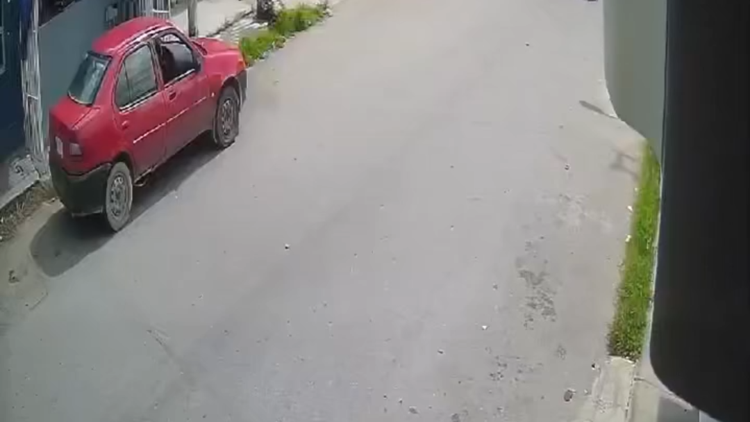 Video muestra a motociclista parando su velocidad para acosar a una mujer en Cancún. Video muestra a motociclista parando su velocidad para acosar a una mujer en Cancún.