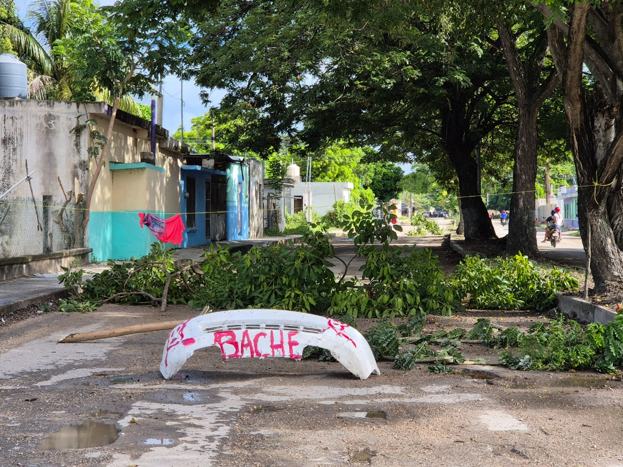 Vecinos Champotón cierra avenida Concordia por exceso de baches 