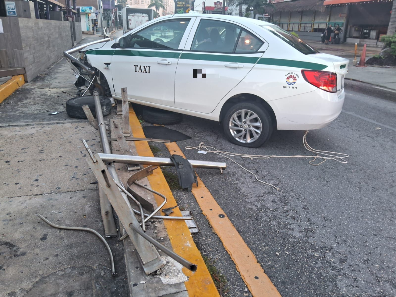 Debido al exceso de velocidad, el taxista perdió el control logrando estrellarse Debido al exceso de velocidad, el taxista perdió el control logrando estrellarse