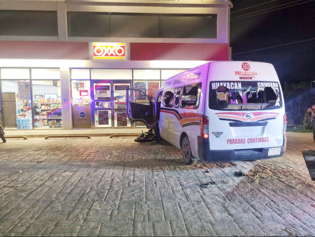 El conductor se refugió dentro de una tienda de conveniencia mientras su van era dañada El conductor se refugió dentro de una tienda de conveniencia mientras su van era dañada