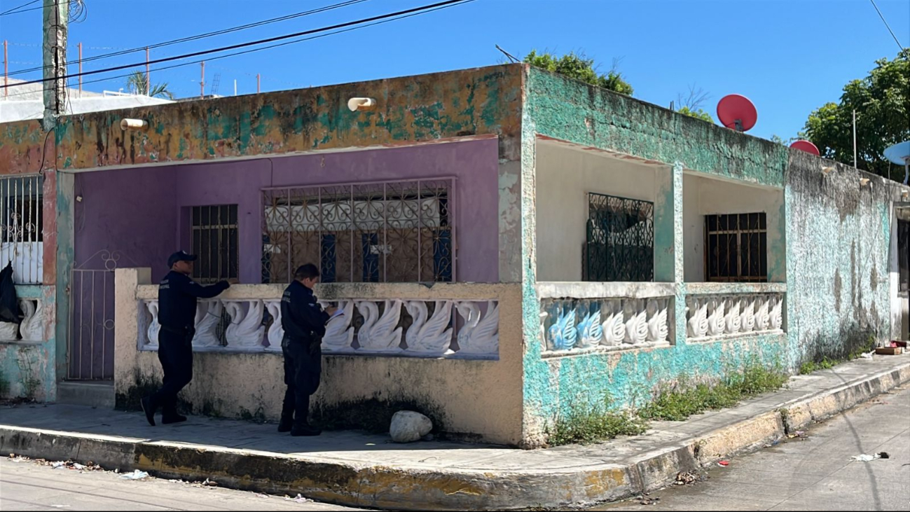 El padre de las menores llegó a la vivienda, donde las autoridades lo interrogaron El padre de las menores llegó a la vivienda, donde las autoridades lo interrogaron