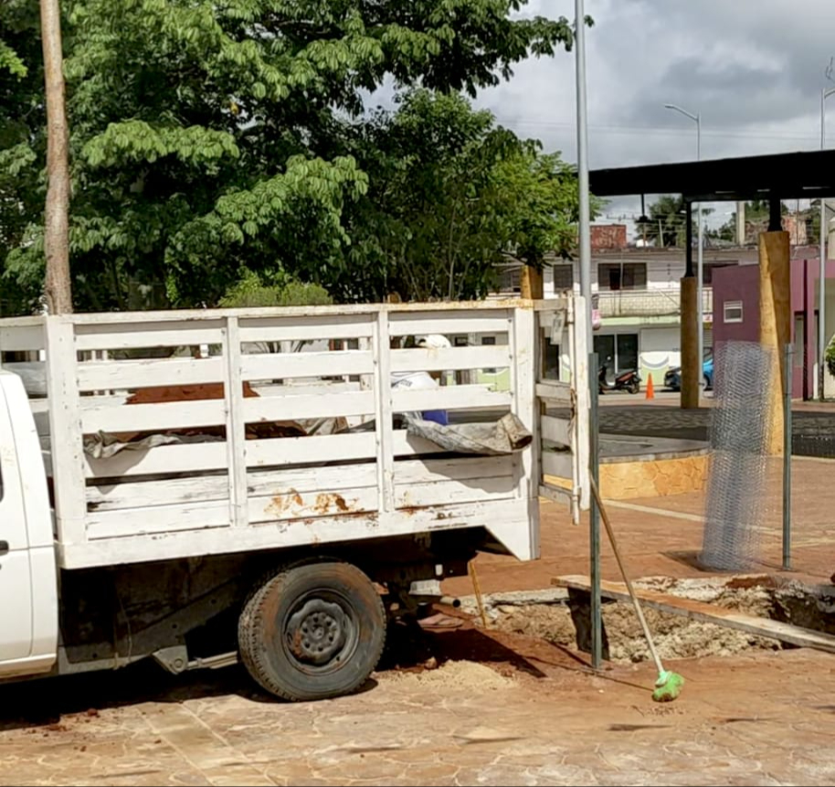 En el parque se inició la preparación del suelo donde se colocará el asta En el parque se inició la preparación del suelo donde se colocará el asta