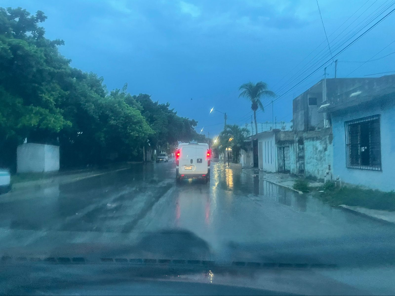 Cancunenses lidiaron ciertos problemas en sus actividades de la mañana por los encharcamientos Cancunenses lidiaron ciertos problemas en sus actividades de la mañana por los encharcamientos
