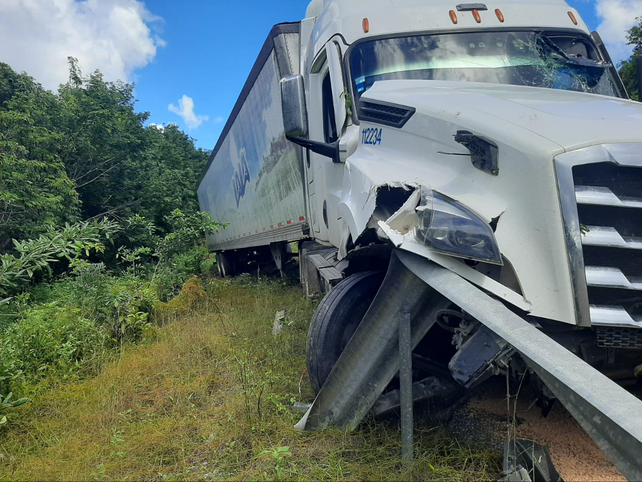 El conductor resultó herido por lo que fue trasladado al hospital, mientras que su unidad sufrió daños El conductor resultó herido por lo que fue trasladado al hospital, mientras que su unidad sufrió daños