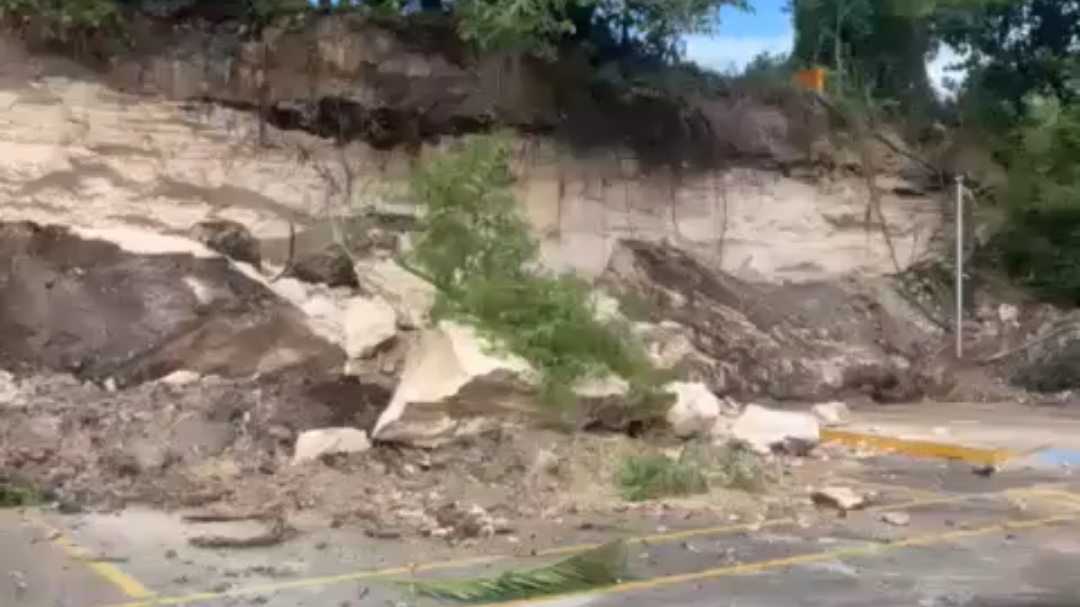 El deslave fue originado por las lluvias del mismo día El deslave fue originado por las lluvias del mismo día