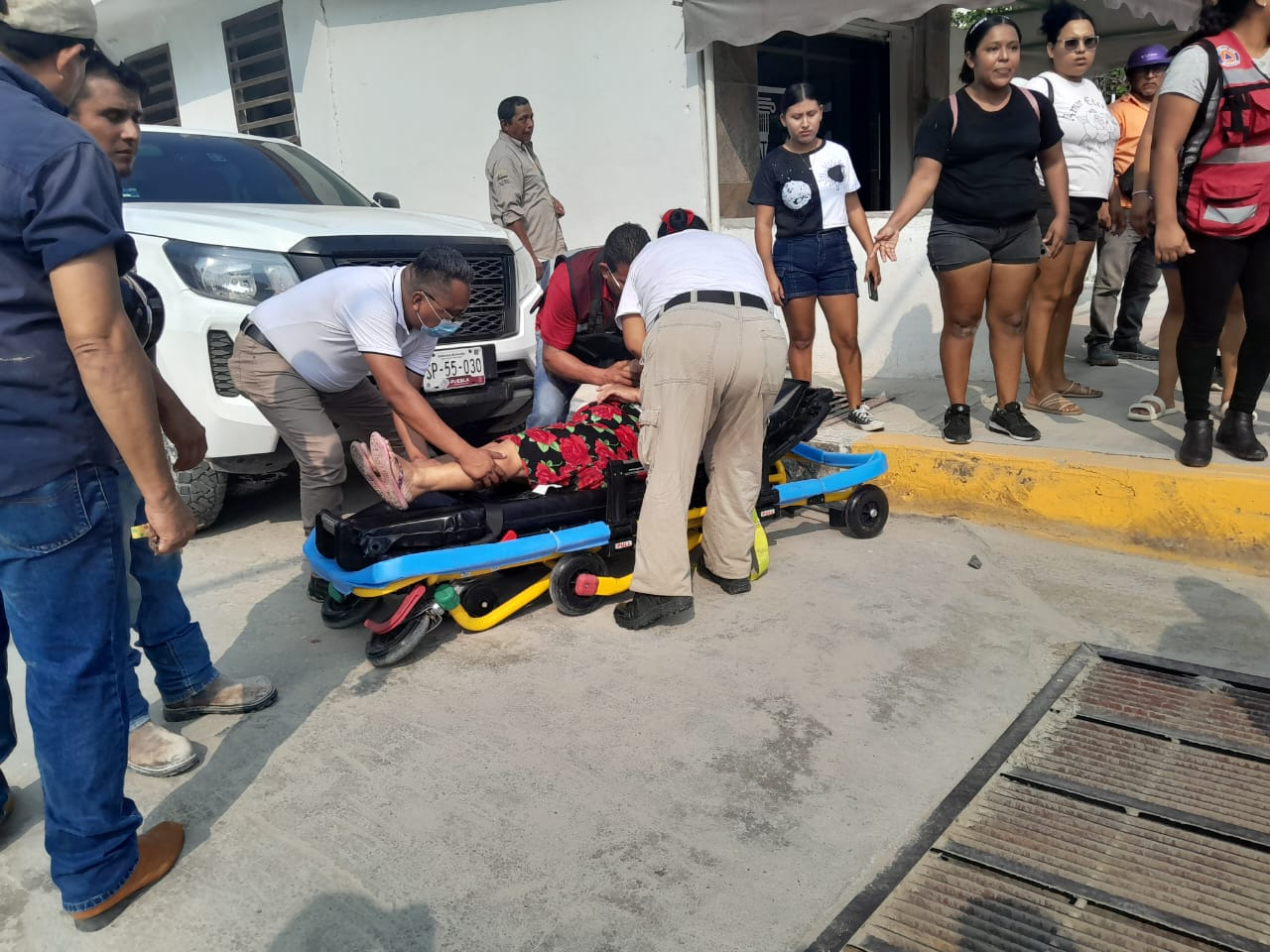 El mototaxi, una Italika 110 negra con verde, se impactó contra una camioneta Ford blanca que les cortó el paso El mototaxi, una Italika 110 negra con verde, se impactó contra una camioneta Ford blanca que les cortó el paso