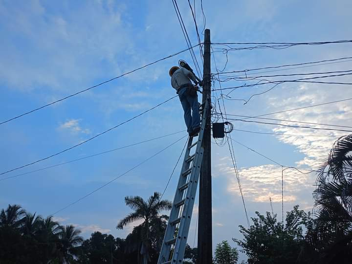El miércoles por la mañana, tres colonias se quedaron sin energía eléctrica, afectando a más de 1000 habitantes El miércoles por la mañana, tres colonias se quedaron sin energía eléctrica, afectando a más de 1000 habitantes