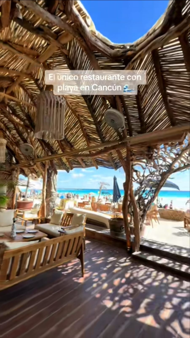 El restaurante es muy famoso por sus vistas a la playa El restaurante es muy famoso por sus vistas a la playa