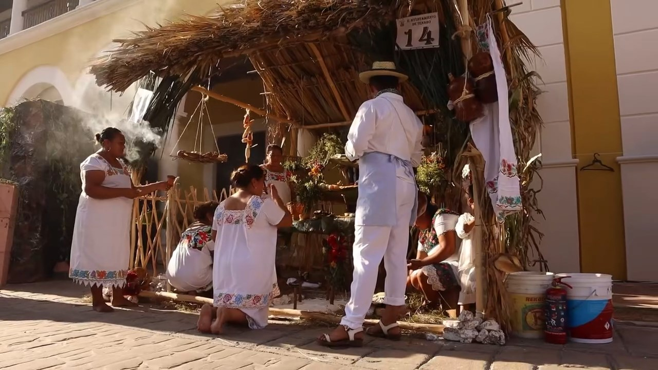 Al altar de Hanal Pixán se le han integrado elementos que originalmente no son de la tradición Al altar de Hanal Pixán se le han integrado elementos que originalmente no son de la tradición