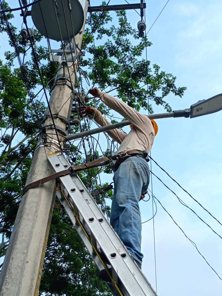 En Sabancuy no hay oficina de la CFE ni cuadrilla para reparaciones, lo que causa largas esperas. En Sabancuy no hay oficina de la CFE ni cuadrilla para reparaciones, lo que causa largas esperas.