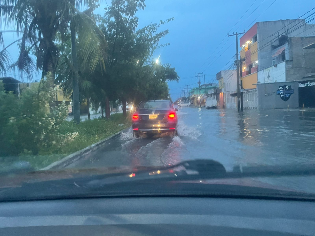En varias calles y avenidas de Cancún, la acumulación de agua estuvo presente, generando más tráfico En varias calles y avenidas de Cancún, la acumulación de agua estuvo presente, generando más tráfico
