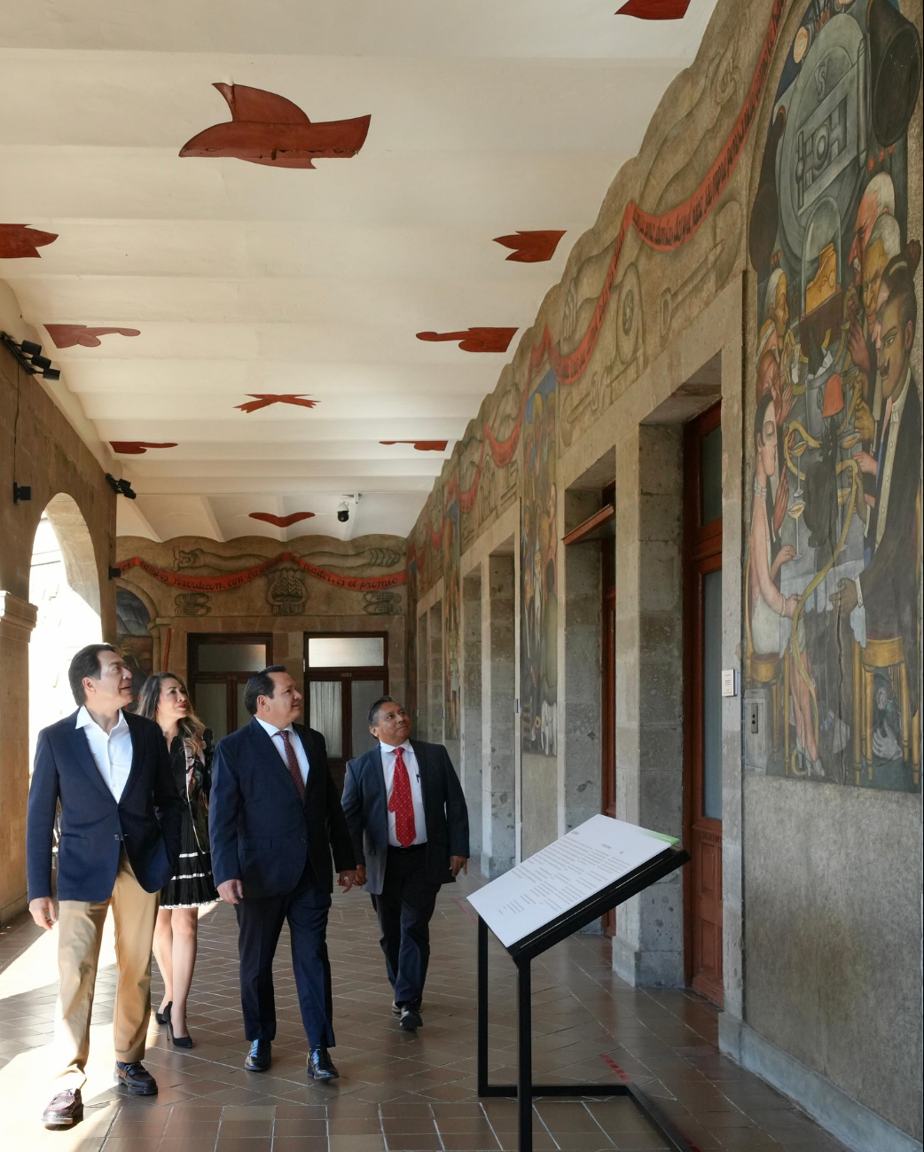 Joaquín Díaz Mena recorrió los murales del edificio de la SEP Joaquín Díaz Mena recorrió los murales del edificio de la SEP
