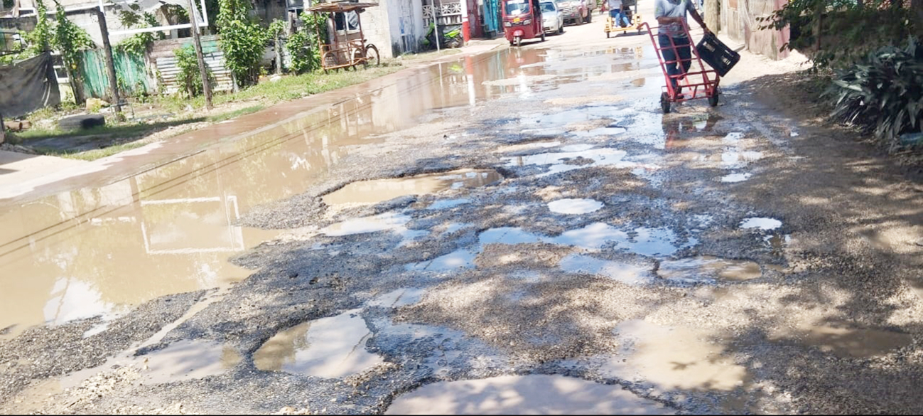 Las precarias condiciones de la carpeta asfáltica ya no permiten tapar tantos huecos de las calles Las precarias condiciones de la carpeta asfáltica ya no permiten tapar tantos huecos de las calles