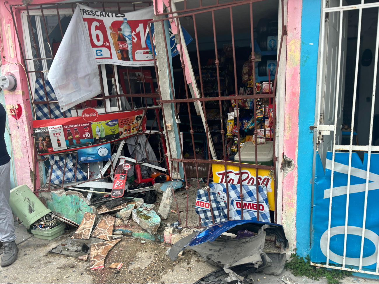  Camioneta destroza frente de una tienda en Ciudad del Carmen   