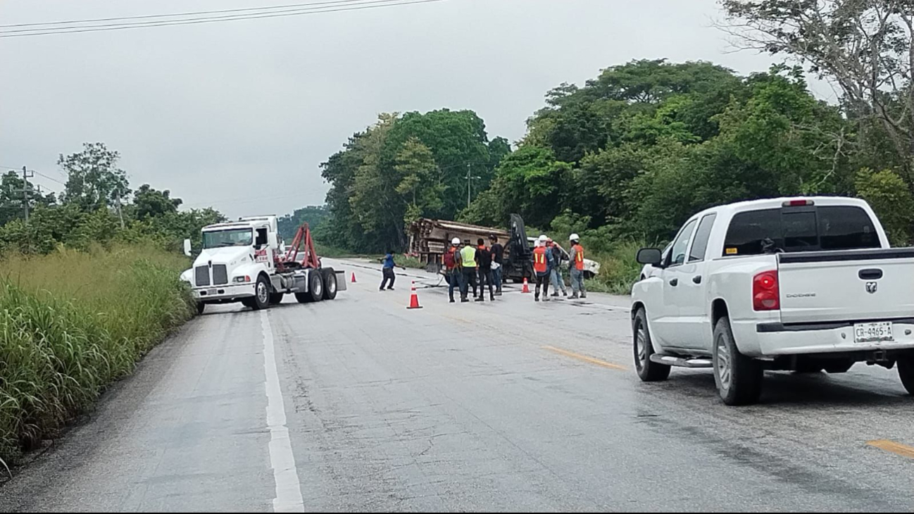  Camioneta se sale de la carretera en Escárcega por suelo mojado   