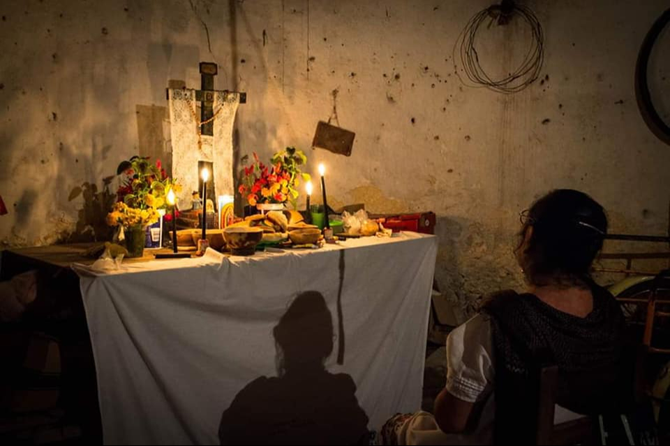 Se escuchan leyendas del uso de pulseras, el arreglo de los solares y la comida de las ánimas Se escuchan leyendas del uso de pulseras, el arreglo de los solares y la comida de las ánimas