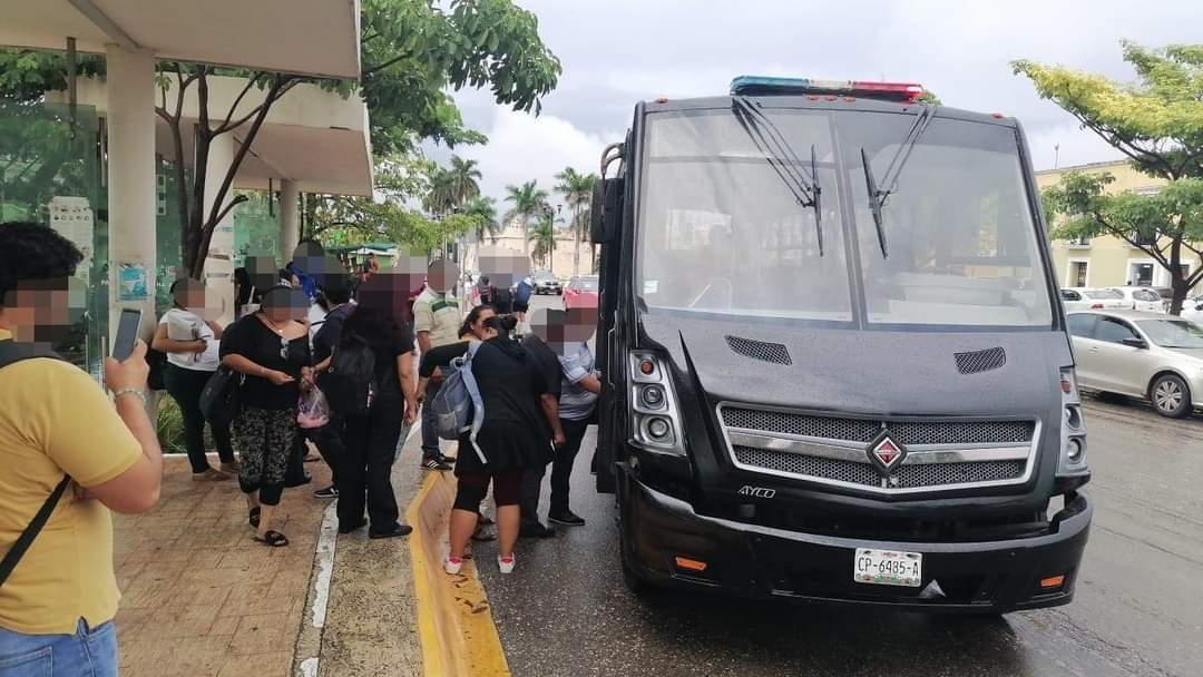 Se utilizó un camión de la Policía para movilizar a los ciudadanos Se utilizó un camión de la Policía para movilizar a los ciudadanos