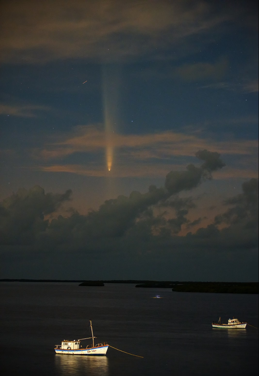 El Cometa del Siglo, visto desde Río Lagartos, Yucatán por los fotógrafos Gerardo Salvador y Robert Fedez El Cometa del Siglo, visto desde Río Lagartos, Yucatán por los fotógrafos Gerardo Salvador y Robert Fedez