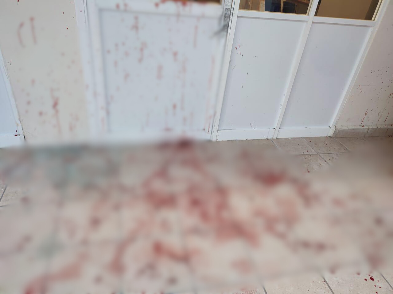 El exprofesorirrumpió en el Campus III, rompiendo la puerta de un cubículo y autolesionándose El exprofesorirrumpió en el Campus III, rompiendo la puerta de un cubículo y autolesionándose