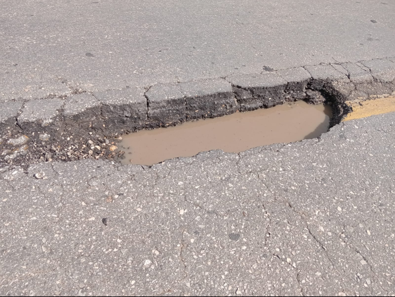 Los habitantes de Atasta ayudan a los conductores varados debido a los baches Los habitantes de Atasta ayudan a los conductores varados debido a los baches