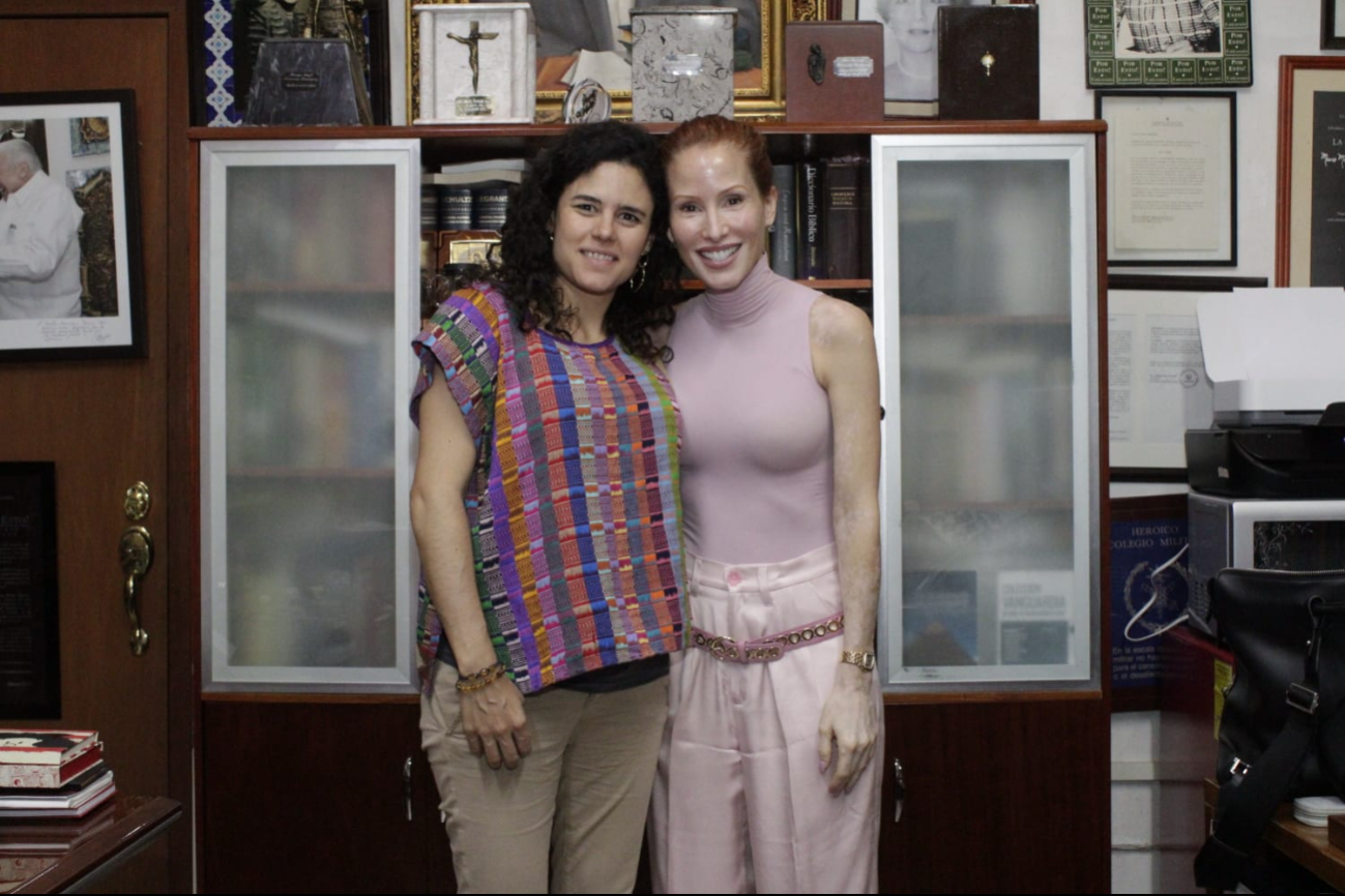 Luisa María Alcalde platicó atentamente con la directora de Por Esto!, Alicia Menéndez Luisa María Alcalde platicó atentamente con la directora de Por Esto!, Alicia Menéndez