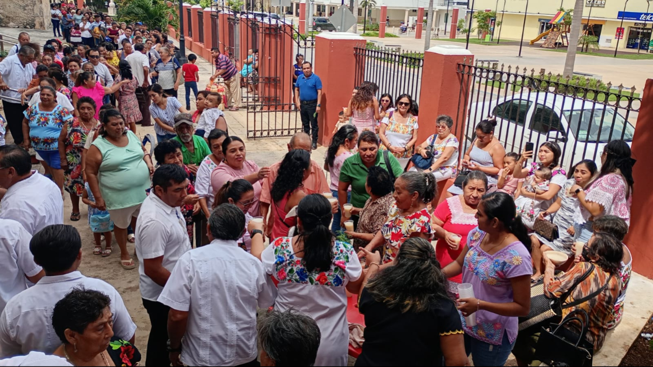 Más de 100 litros, elaborados por las familias Tun Delgado y Dzib Kú, fueron repartidos durante el día. Más de 100 litros, elaborados por las familias Tun Delgado y Dzib Kú, fueron repartidos durante el día.