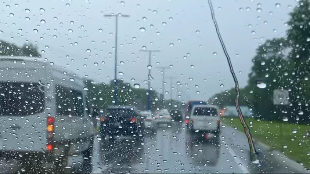 Debido a la lluvia de hoy viernes, se generó un poco de tráfico lento Debido a la lluvia de hoy viernes, se generó un poco de tráfico lento
