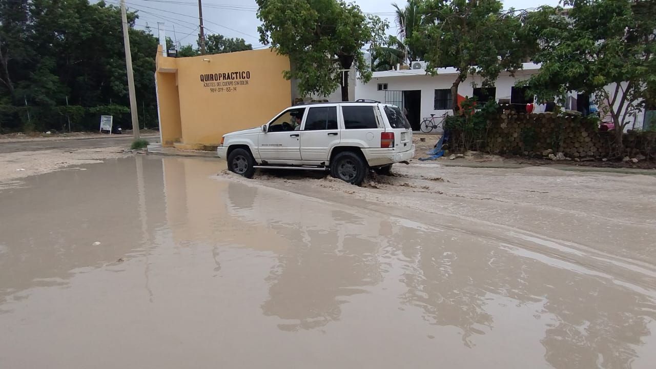 Debido al paso de vehículo, sobretodo los pesados, los "cráteres" van aumentando de tamaño Debido al paso de vehículo, sobretodo los pesados, los "cráteres" van aumentando de tamaño