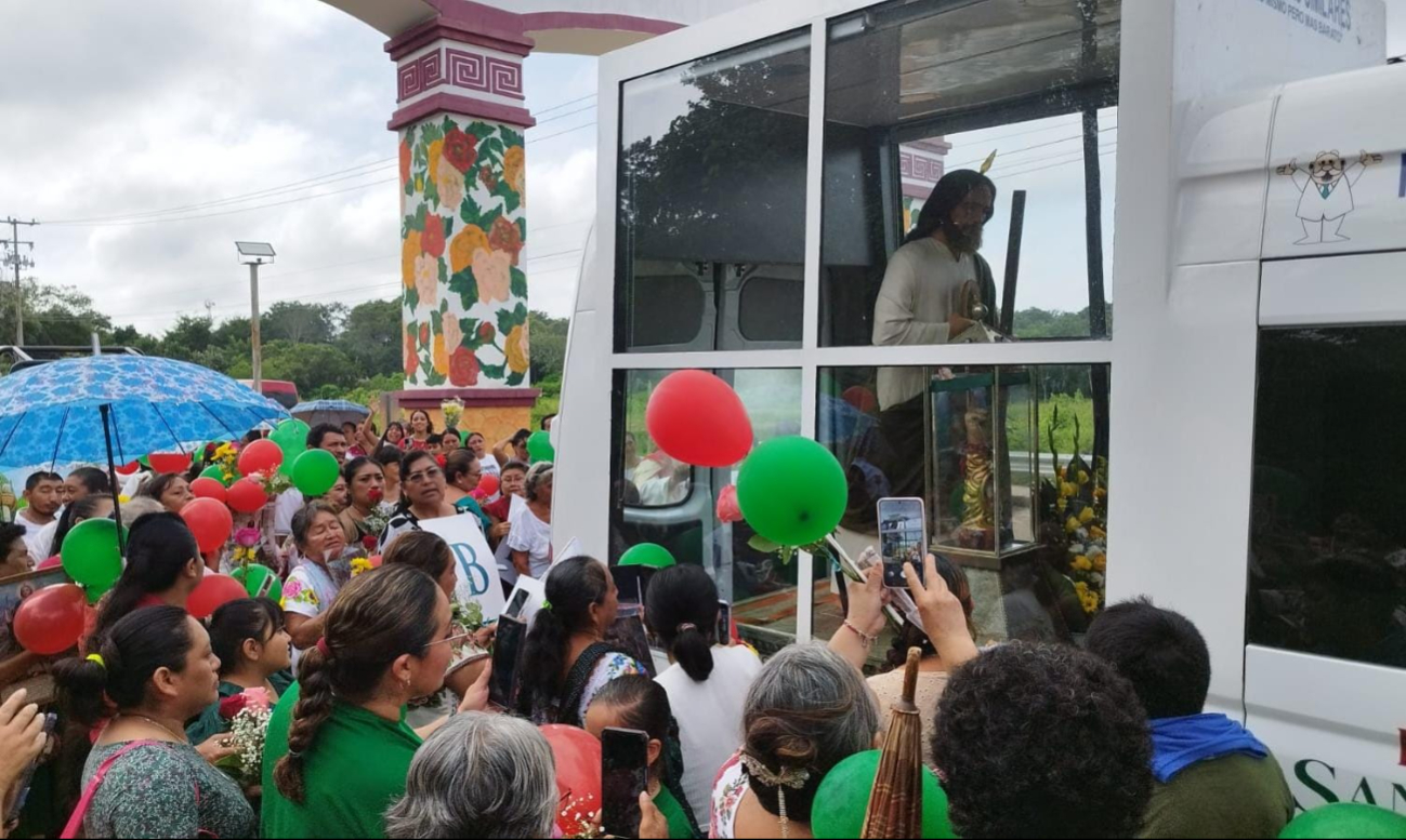 Feligreses católicos rodearon el transporte donde se encontraba la figura Feligreses católicos rodearon el transporte donde se encontraba la figura