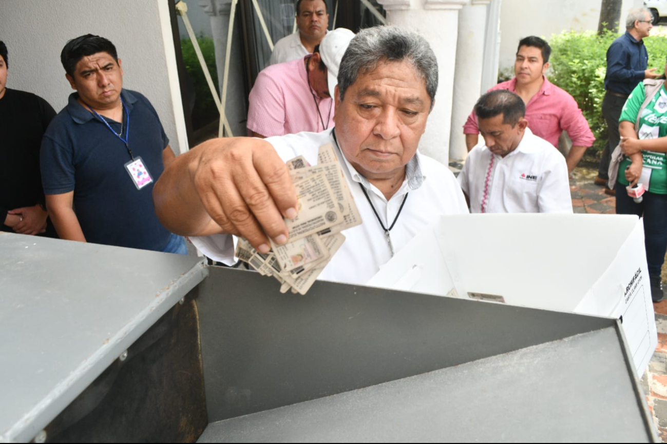La destrucción de las credenciales se realizó en presencia de representantes de cinco partidos políticos. La destrucción de las credenciales se realizó en presencia de representantes de cinco partidos políticos.