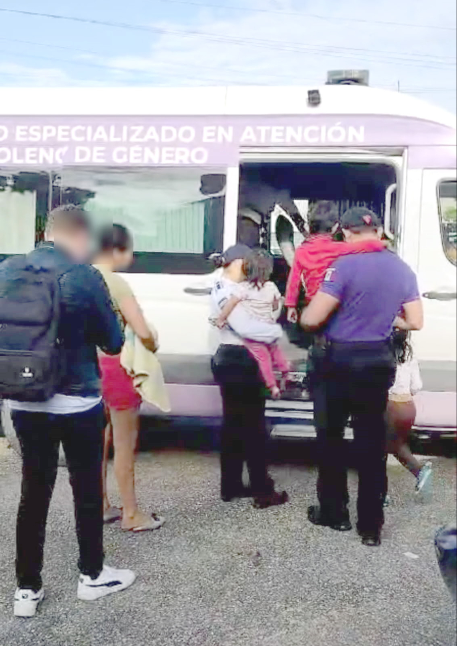 Los menores fueron llevados ante un médico para realizarles una revisión Los menores fueron llevados ante un médico para realizarles una revisión