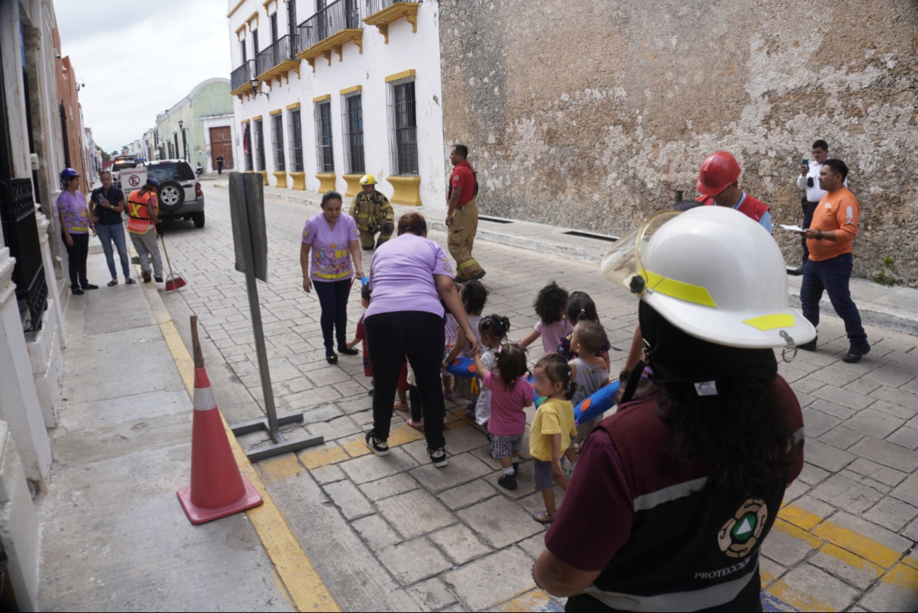 Los niños siguieron instrucciones y evacuaron de manera ordenada y rápida hacia zonas seguras Los niños siguieron instrucciones y evacuaron de manera ordenada y rápida hacia zonas seguras