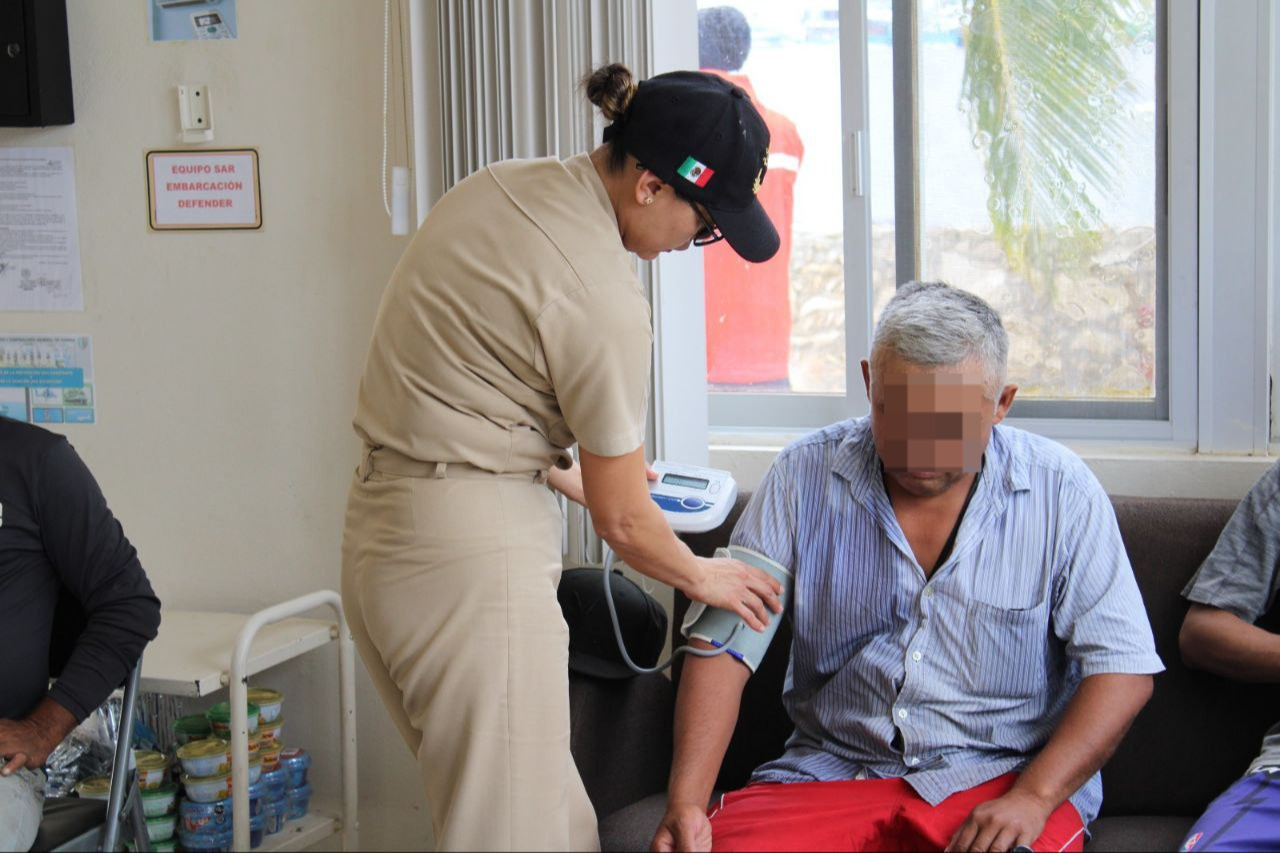 Los pescadores fueron llevados a ser atendidos por equipos de atención médica. Los pescadores fueron llevados a ser atendidos por equipos de atención médica.